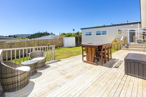 Photo of property in 11 Mount Marua Drive, Timberlea, Upper Hutt, 5018