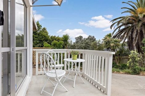 Photo of property in 10 Dallow Place, Henderson, Auckland, 0612
