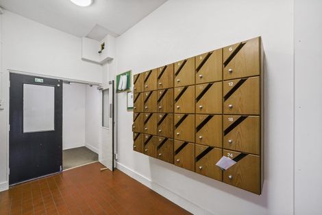 Photo of property in Endeavour Apartments, 18/125 Thorndon Quay, Pipitea, Wellington, 6011