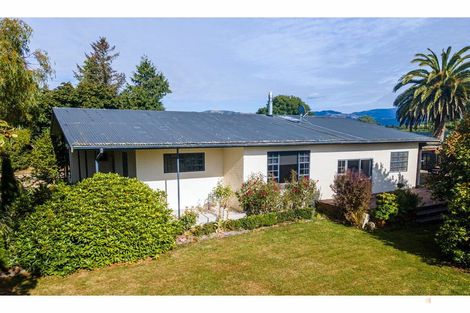 Photo of property in 72 Timaru Road, Waimate, 7924