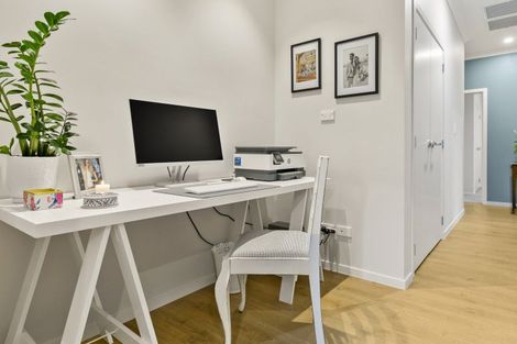 Photo of property in 6 Papa Orchard Drive, Kumeu, 0810