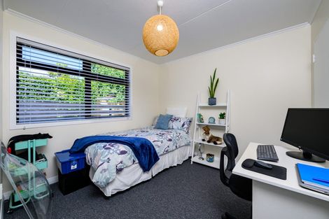 Photo of property in 3 Lindaver Grove, Merrilands, New Plymouth, 4312