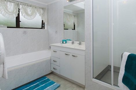 Photo of property in 9 Woodview Rise, Botany Downs, Auckland, 2010