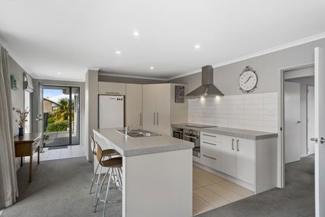 Photo of property in 2 Vista Close, Omokoroa, 3114