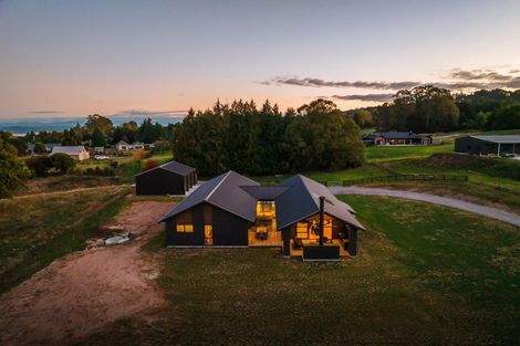 Photo of property in 2 Vickers Way, Acacia Bay, Taupo, 3385