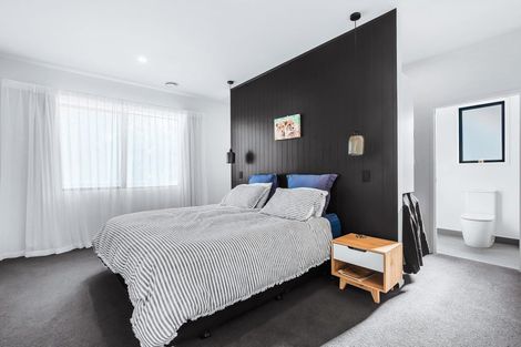 Photo of property in 2 Vickers Way, Acacia Bay, Taupo, 3385