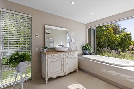 Photo of property in 32 Amber Close, Arthurs Point, Queenstown, 9371