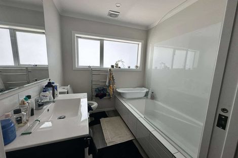 Photo of property in 8/20 Glanmire Road, Newlands, Wellington, 6037