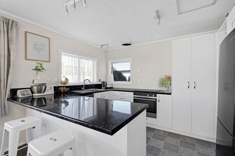 Photo of property in 10 Mahoe Street, Strandon, New Plymouth, 4312