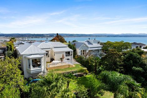 Photo of property in 13 Roslyn Road, Bluff Hill, Napier, 4110