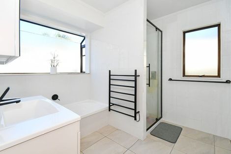 Photo of property in 15 Oakmont Place, Wattle Downs, Auckland, 2103