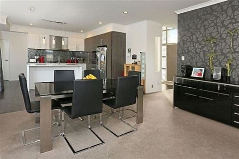 Photo of property in 106 Lake Panorama Drive, Henderson Valley, Auckland, 0612