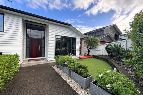 Photo of property in 21 Springvale Drive, Fairview Heights, Auckland, 0632