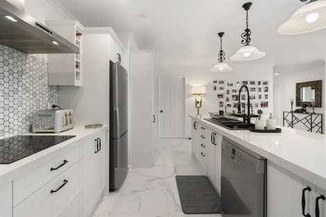 Photo of property in 22 Sunvista Avenue, Oteha, Auckland, 0632