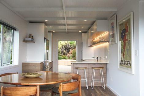 Photo of property in 15 Piha Road, Piha, New Lynn, 0772