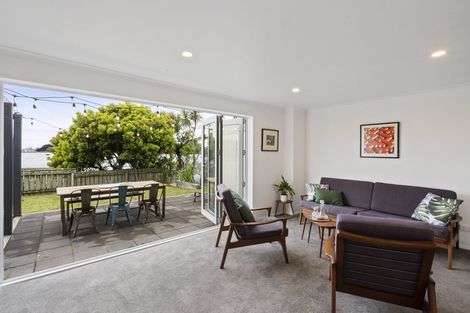 Photo of property in 1 Fairfax Terrace, Frankleigh Park, New Plymouth, 4310