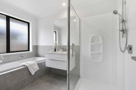 Photo of property in 13 Dumas Place, Rosehill, Papakura, 2113