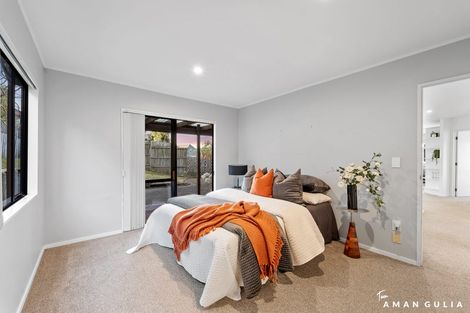 Photo of property in 2/26 Unsworth Drive, Unsworth Heights, Auckland, 0632