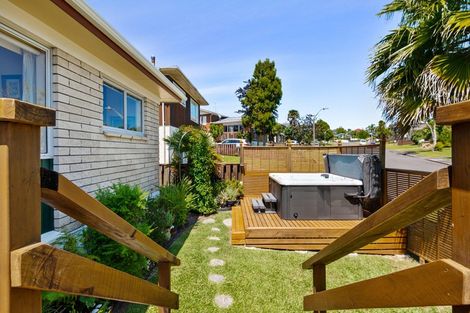 Photo of property in 1/5 Jenelin Road, Glendene, Auckland, 0602