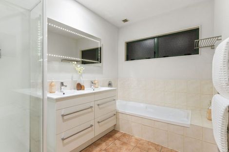 Photo of property in 5 Baulcomb Parade, Windsor Park, Auckland, 0632