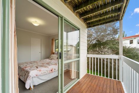 Photo of property in 32a Deverell Place, Northcross, Auckland, 0632