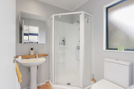 Photo of property in 13a Avonleigh Road, Green Bay, Auckland, 0604