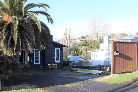 Photo of property in 27 Glenfern Road, Mellons Bay, Auckland, 2014