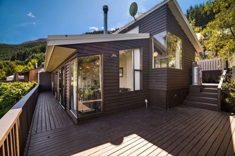 Photo of property in 4b Caples Place, Fernhill, Queenstown, 9300