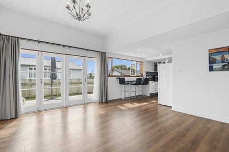 Photo of property in 7 Cutfield Street, Inglewood, 4330