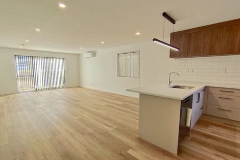 Photo of property in 43d West Harbour Drive, West Harbour, Auckland, 0618