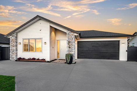 Photo of property in 7 Walter Ruddock Avenue, Kumeu, 0810