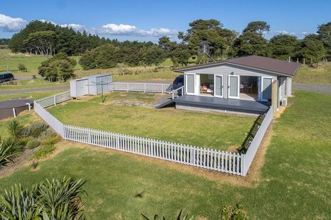 Photo of property in 21 Shine Road, South Head, Helensville, 0874