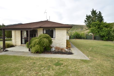 Photo of property in 11 Saint Cuthbert Place, Omarama, 9412