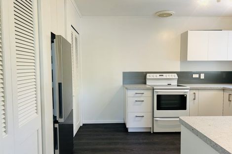 Photo of property in 28 Rewarewa Crescent, Waikanae, 5036