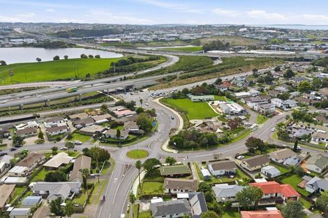 Photo of property in 2/68 Meadowood Drive, Unsworth Heights, Auckland, 0632