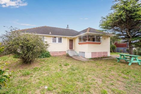 Photo of property in 25 Matahourua Crescent, Cannons Creek, Porirua, 5024