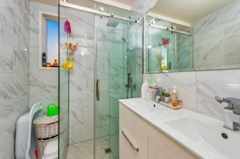 Photo of property in 2 Doone Place, Massey, Auckland, 0614