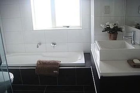 Photo of property in 9 Loughros Place, Pinehill, Auckland, 0632