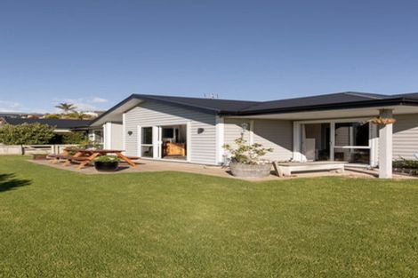 Photo of property in 2 Mckenna Lane, Omokoroa, 3114