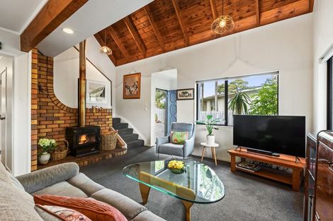 Photo of property in 2/3 Lantana Road, Green Bay, Auckland, 0604