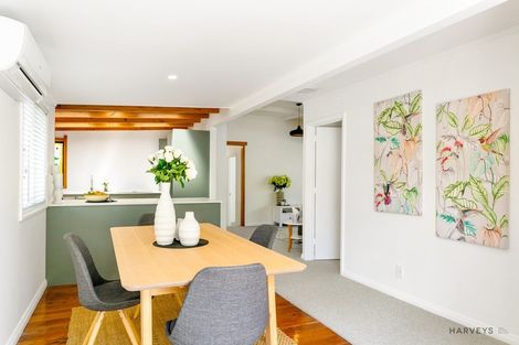 Photo of property in 16 Harrybrook Road, Green Bay, Auckland, 0604