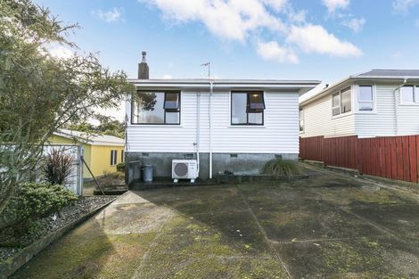Photo of property in 76 Taylor Terrace, Tawa, Wellington, 5028