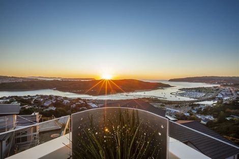 Photo of property in 10 Seascape View, Paremata, Porirua, 5024