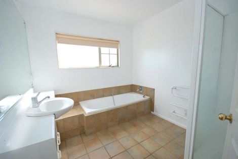 Photo of property in 2/22 Spencer Road, Pinehill, Auckland, 0632