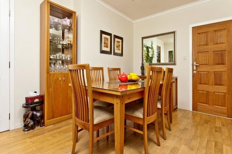 Photo of property in 212 East Coast Road, Forrest Hill, Auckland, 0620