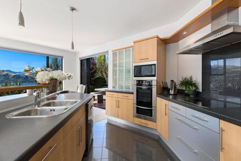 Photo of property in 17 Milward Place, Kelvin Heights, Queenstown, 9300