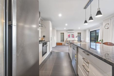 Photo of property in 37 Whitney Place, Rototuna North, Hamilton, 3210