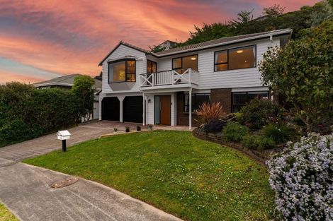 Photo of property in 16 Ordley Grove, Tawa, Wellington, 5028