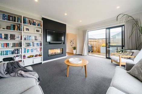 Photo of property in 114 Johnstone Drive, Fitzherbert, Palmerston North, 4410