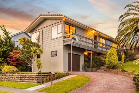 Photo of property in 10 Albatross Close, Whitby, Porirua, 5024